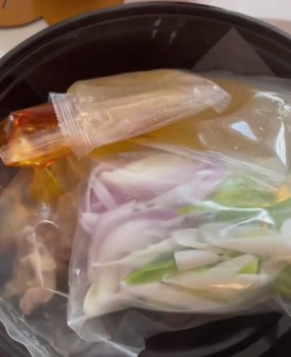 *疆新**一女子花28元买半只椒麻鸡，开盖后无语了：全是鸡屁股还有毛