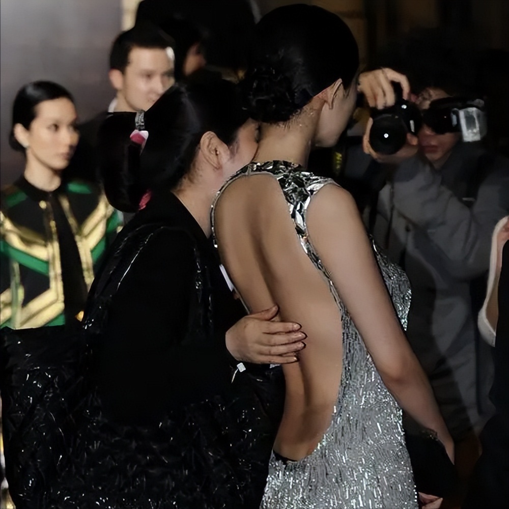 露*裤底**、露下乳、穿渔网内衣，女星们的穿着真的可以随心所欲吗？