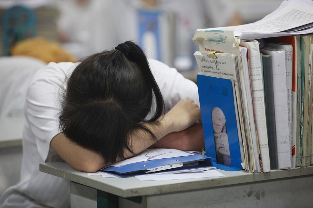 尿急女生遇见老师拖堂，小声催促了句“快走”，不料引发严重后果