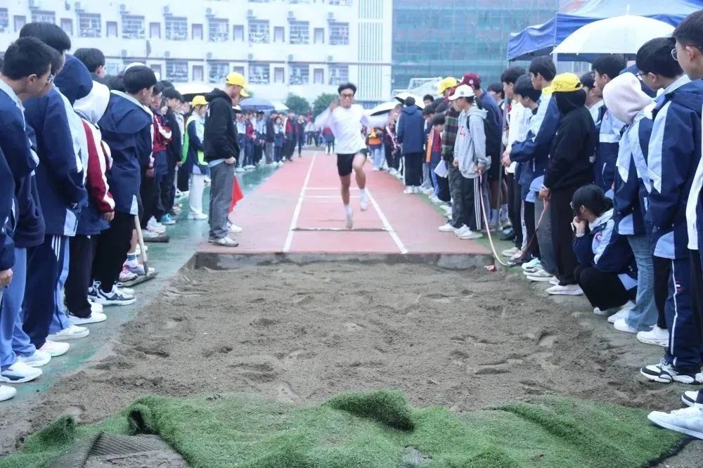 李中学子多矫健运动场上展英姿—李渡中学第四十届田径运动会纪实