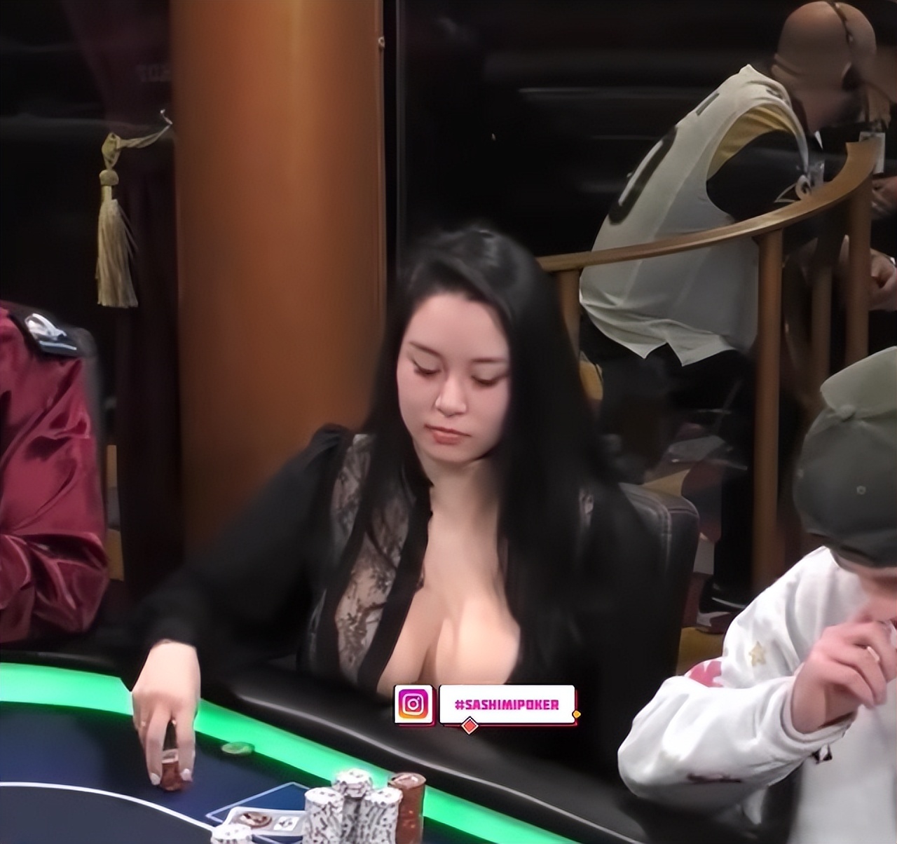 女牌手*点露**干扰对手获胜引争议，结果其实是件假胸紧身衣