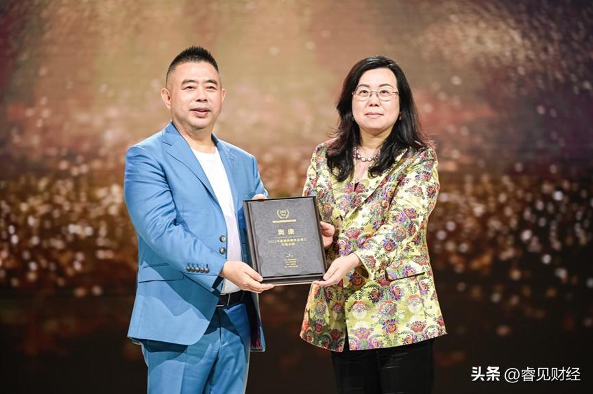 奥康首创运动皮鞋，35年创新科技诠释舒适与时尚