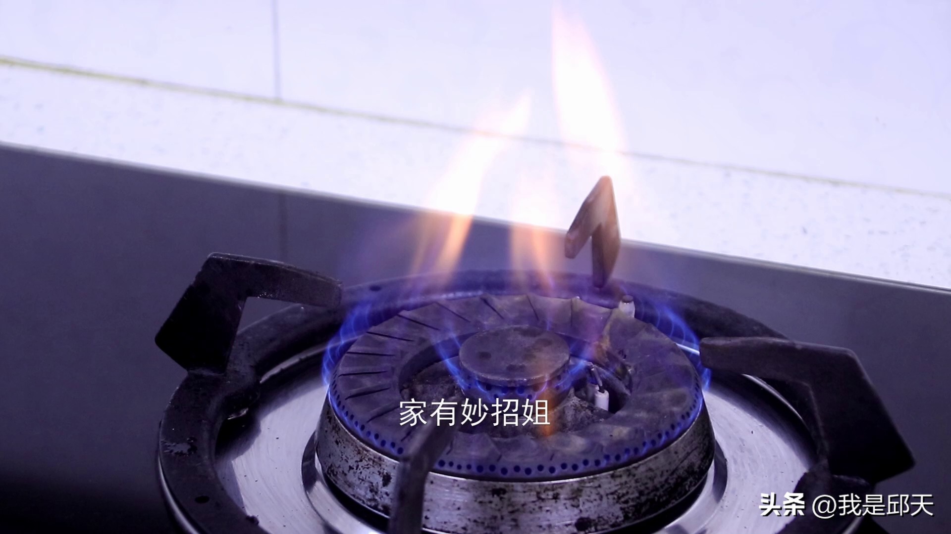 老板的燃气灶怎么调火焰调成蓝色,燃气灶火焰蓝色与红色的区别