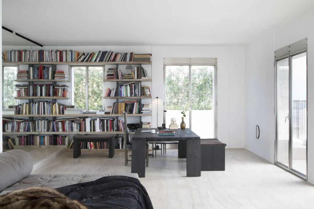 他被称时尚圈暗黑之王！神作爆红15年，侃爷以收藏他的桌子为傲？