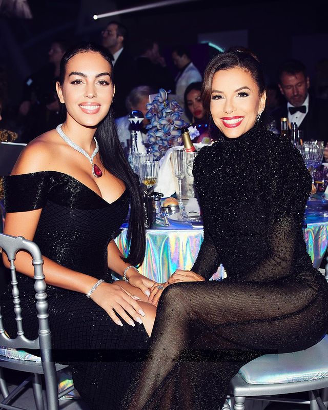 乔治娜带迷你罗参加活动,乔治娜穿c罗衣服