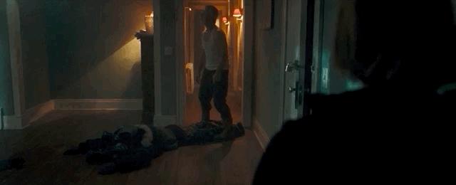 女子盗窃被死死抓住,屏住呼吸电影女主被抓