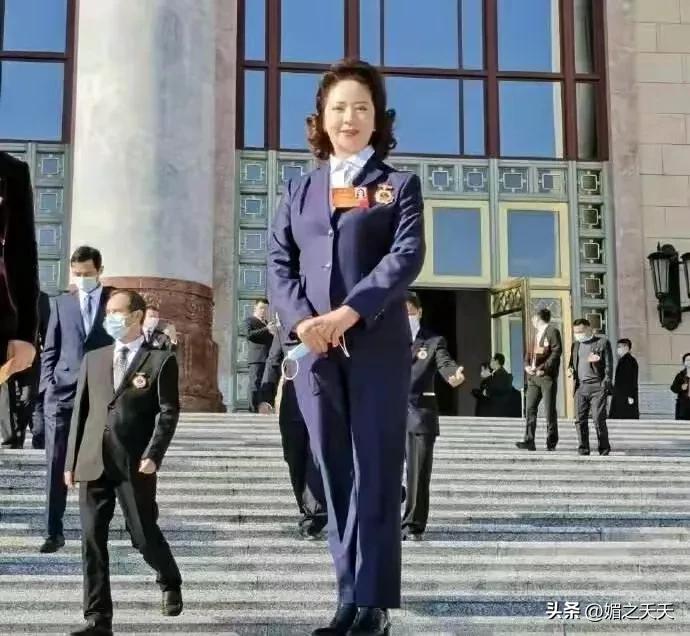 从18岁的女工人到54岁的副局长，李少莉的升迁之路正常吗