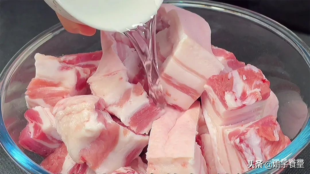 猪肉放在酱油里泡两天怎么做好吃,猪肉泡酱油的正确方法