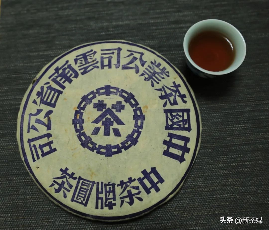 88青之后的二代干仓圆茶代表：牛屎饼、绀青大蓝印