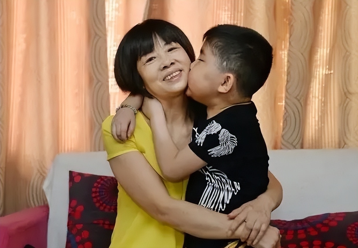 保姆无偿照顾雇主遗孤十余年,雇主夫妇双双重病临终托孤