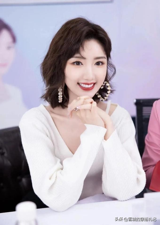 露眉露耳不过肩的发型,洋气过耳直发发型