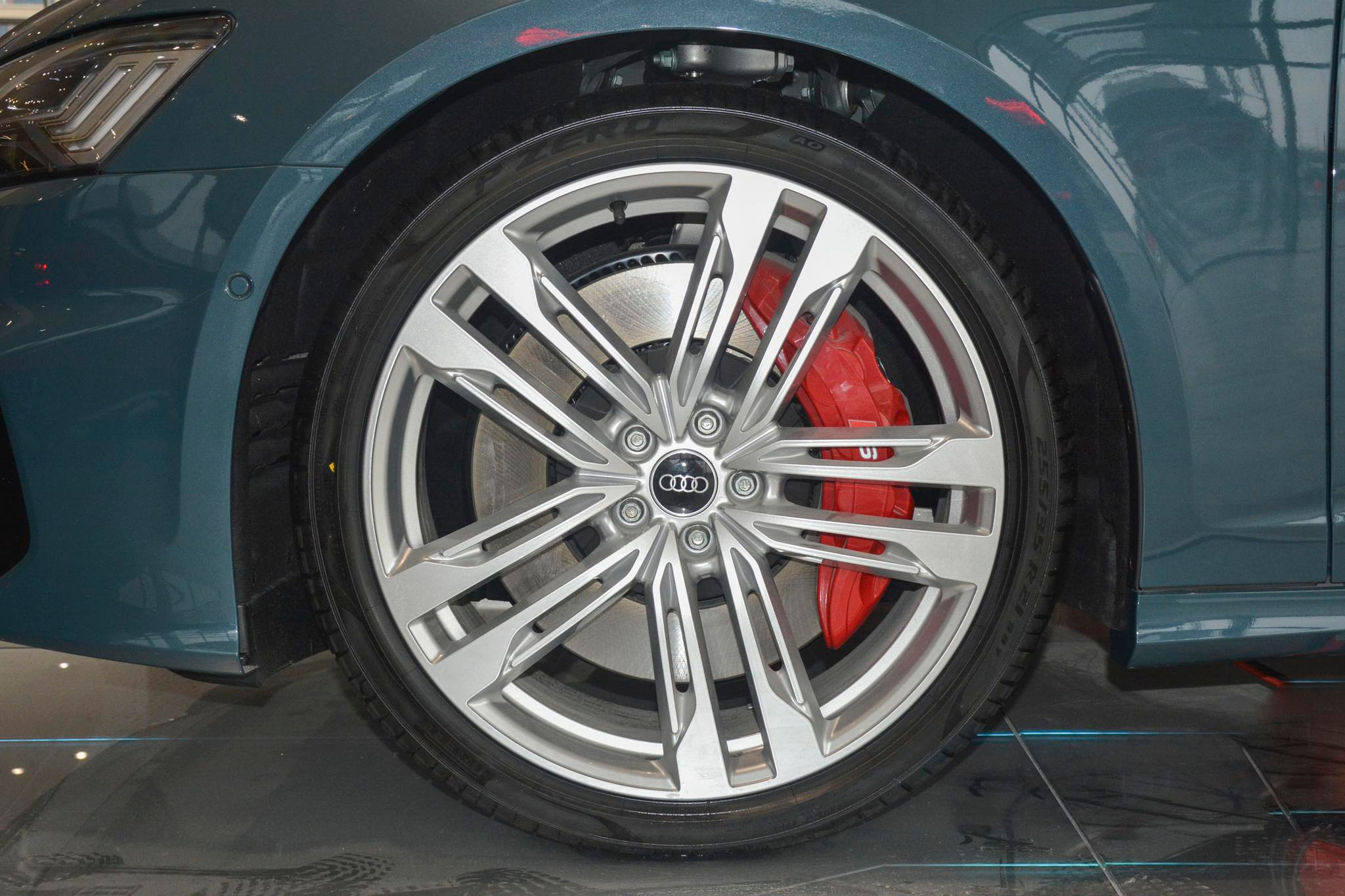 奥迪s6有48v轻混吗,搭载48v轻混的油耗会低点吗