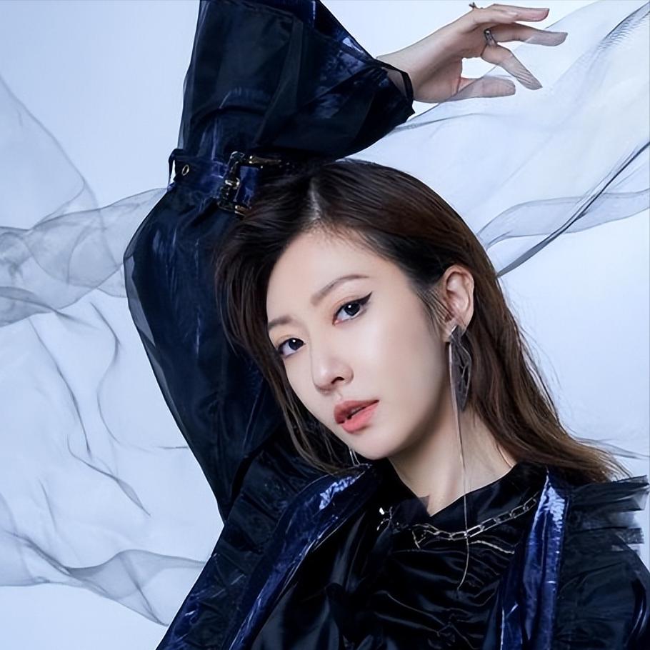 21岁新人揭露圈内*规则潜**：副导演带面试女孩开房，男艺人也不安全