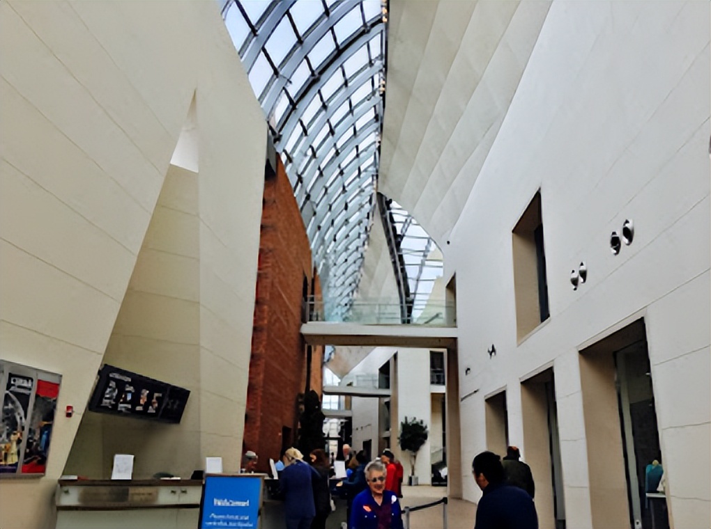 从巫镇到圣镇，一个女巫审判故事缘何转为万圣节狂欢之都