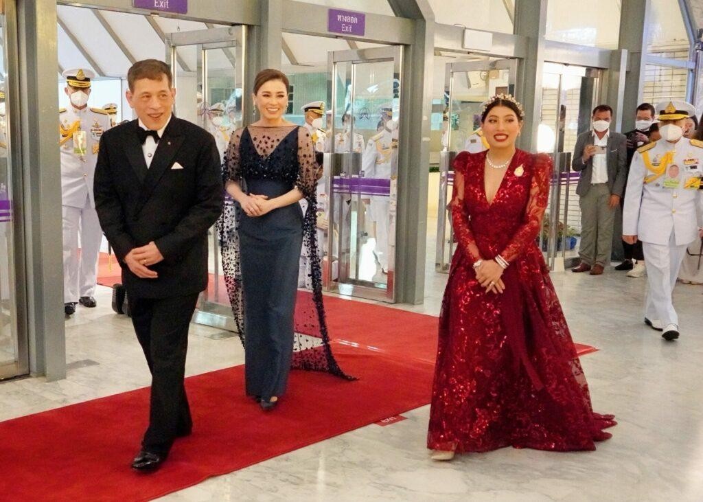 泰王屈膝礼,苏提达生日庆典