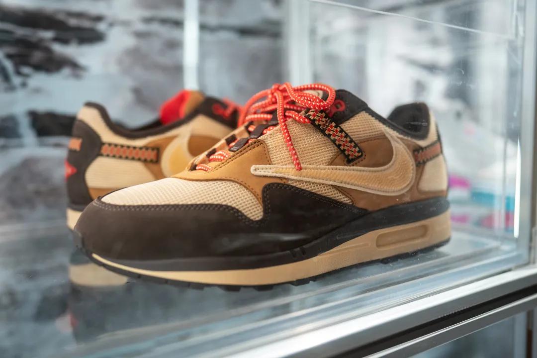 六位数玩偶、30万的AJ，免费送MOLLY，这家潮流店“很来事”