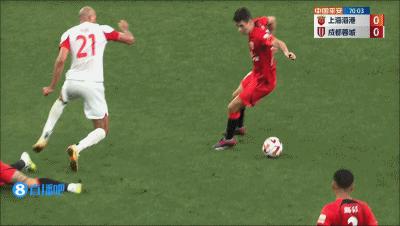 同样是铲球，为什么判罚结果不同？