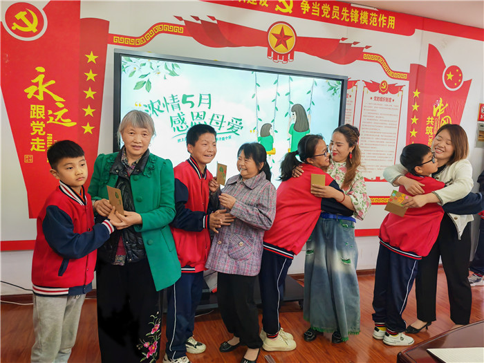 “浓情五月，感恩母亲”——盱眙县特殊教育学校主题*党**日活动