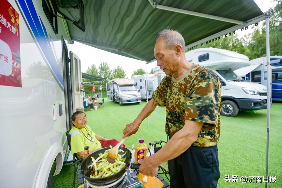 这一站，济南！67岁儿子带着90岁母亲游天下
