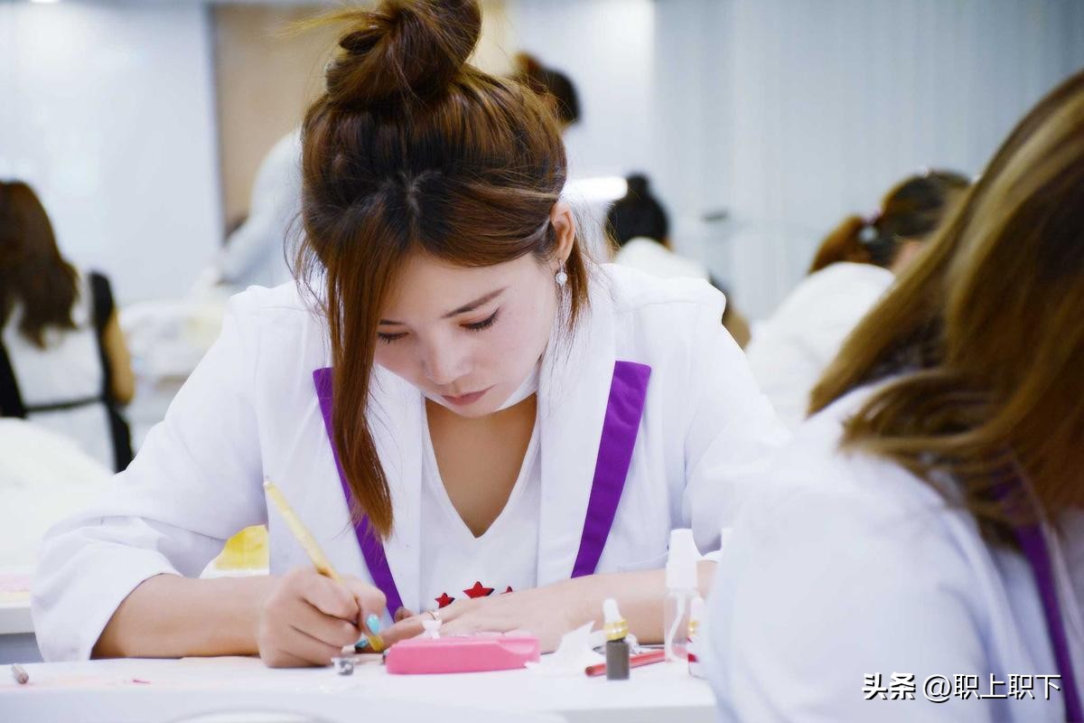 深圳22岁打工妹辞职考程序员后薪水比工厂还低，揭秘五种职业内幕