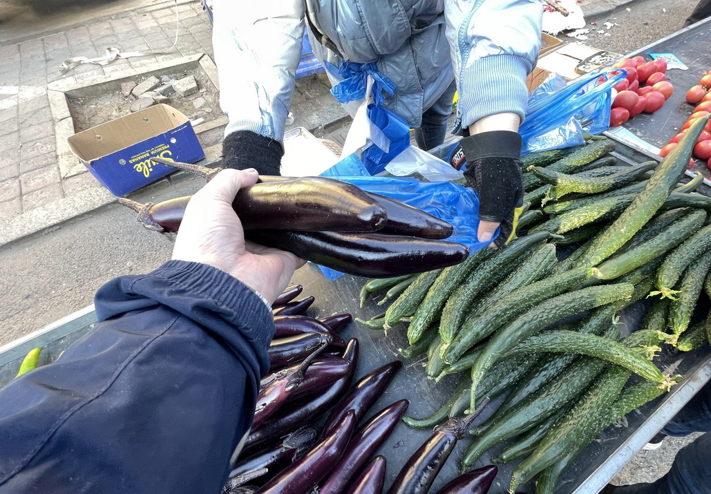带大家看看东北早市物价多便宜,看东北早市物价冬天囤菜