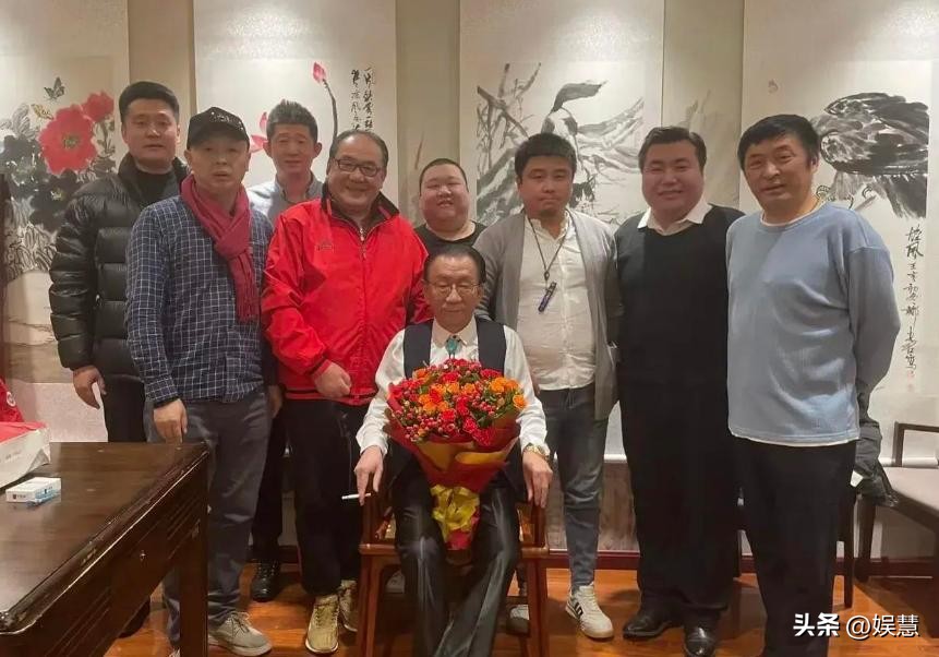 侯耀华72岁生日郭德纲送啥了,74岁侯耀华近况照曝光