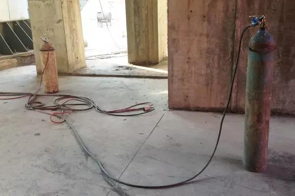 乙炔瓶燃烧,乙炔瓶小口突然冒烟怎么处理