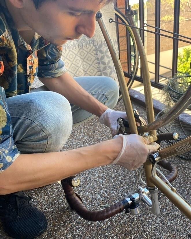 小哥为省钱在悉尼捡垃圾，年赚2万澳币，名包手机电脑随地捡？