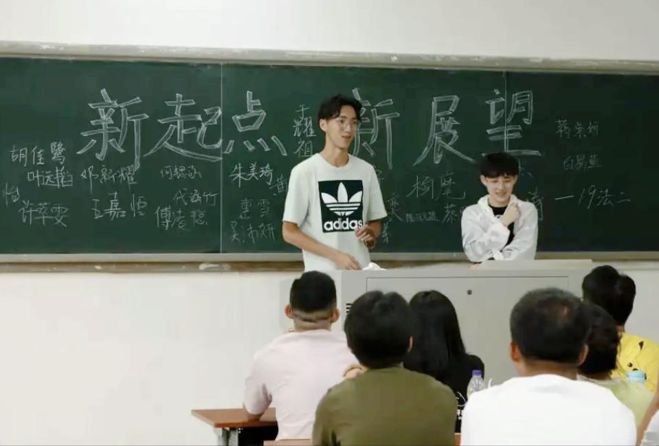 大学生上台自我介绍简单大方,大一新生简短幽默风趣的自我介绍