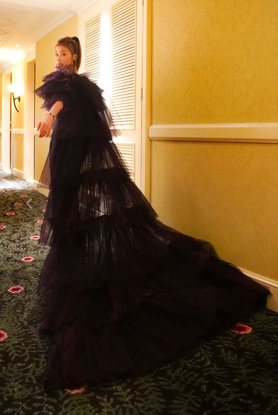 姚星彤颁奖典礼视频,姚星彤镂空礼服