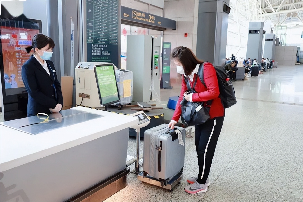 飞机上会提供哪些免费的东西,飞机上免费提供什么东西可以带走