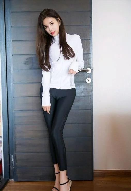 牛仔裤黑色高跟鞋搭配什么上衣,运动裤搭配细跟高跟鞋