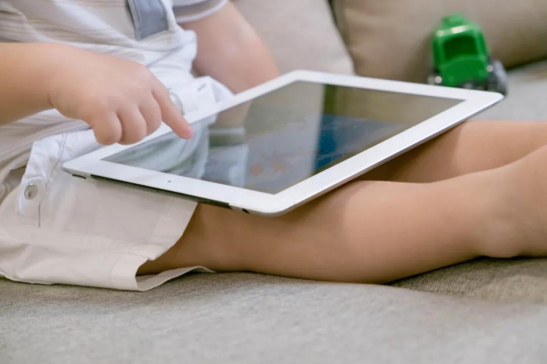 用眼药水对孩子眼睛有什么影响,儿童眼睛伤了用什么眼药水