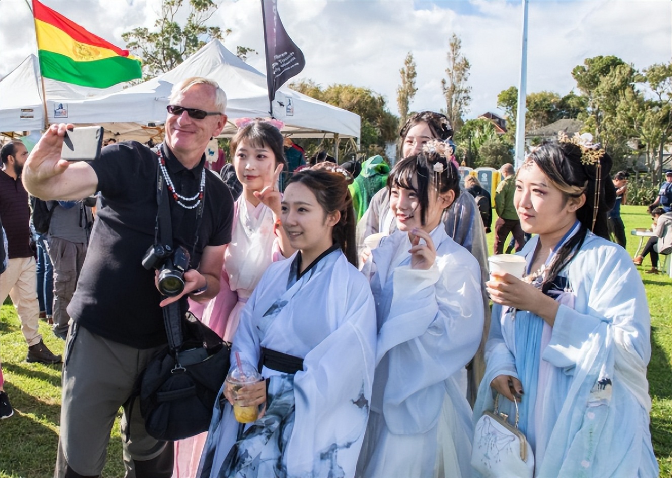 汉服热在整个华人圈兴起,最近几年掀起的汉服热