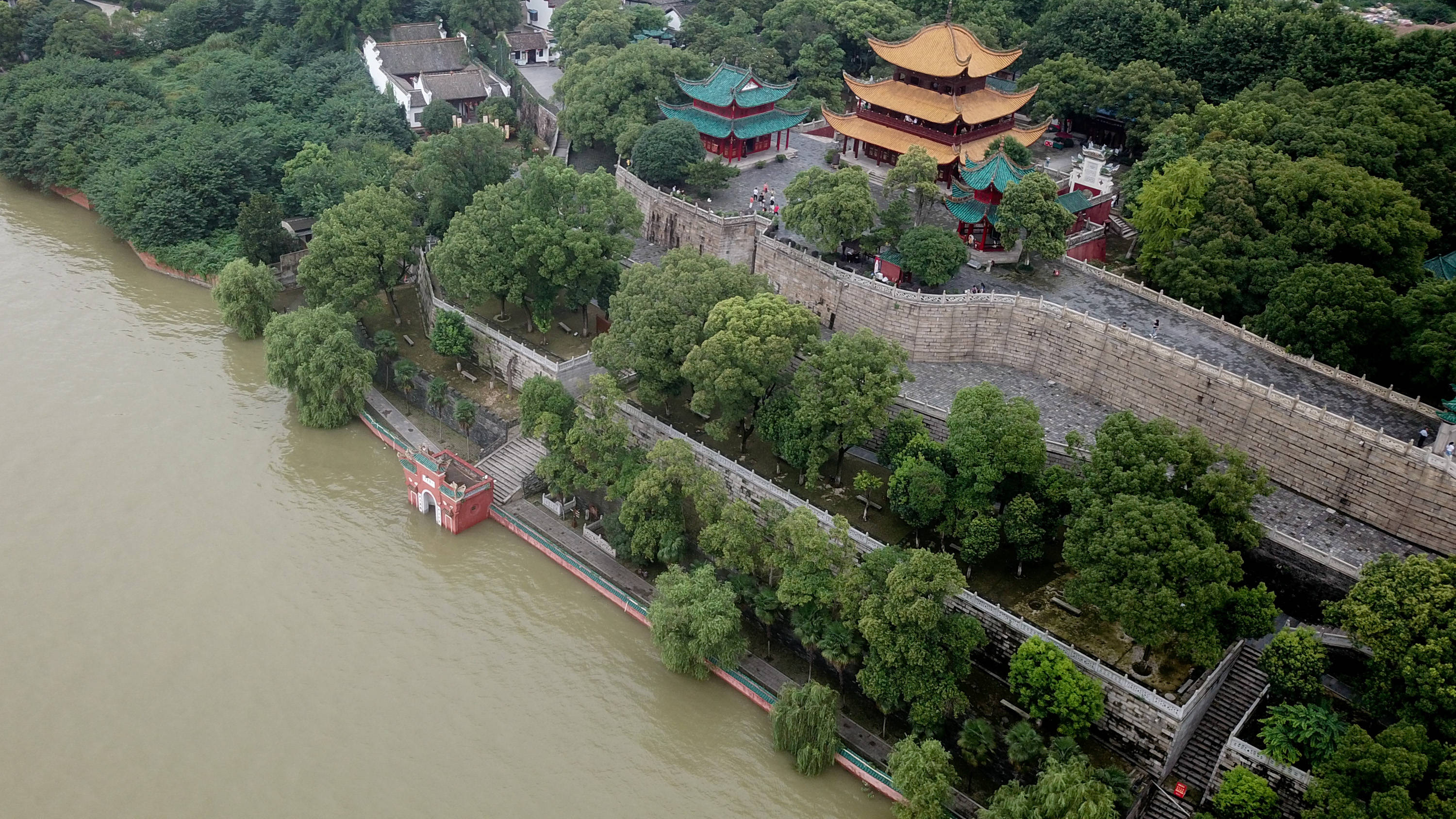 岳阳楼是江南三大名楼之一在哪里,中国四大古楼岳阳楼航拍