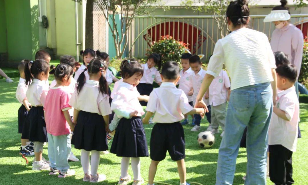 幼儿园足球游戏活动优秀案例分享,幼儿园零基础足球游戏
