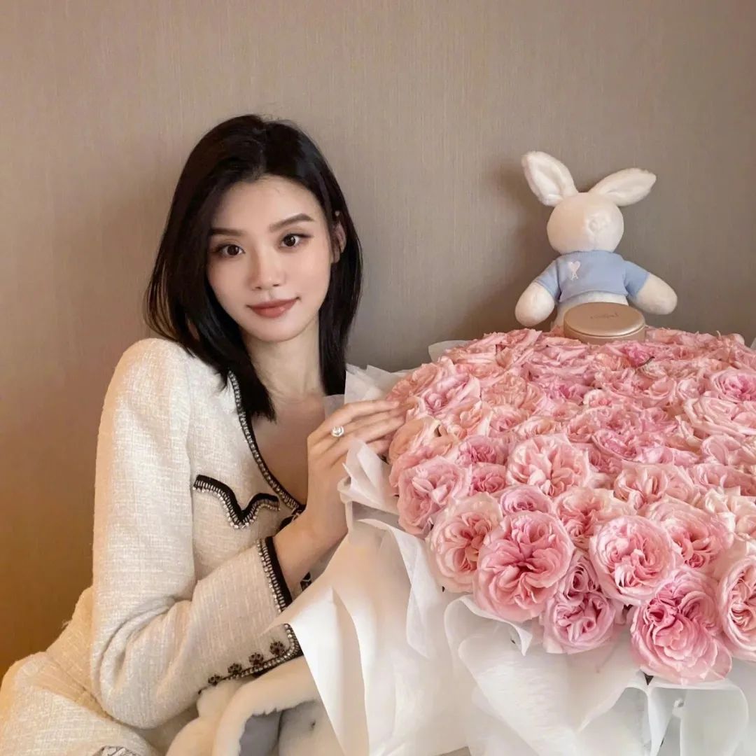 关晓彤和白鹿都是哪一年的,白鹿和关晓彤十指相扣