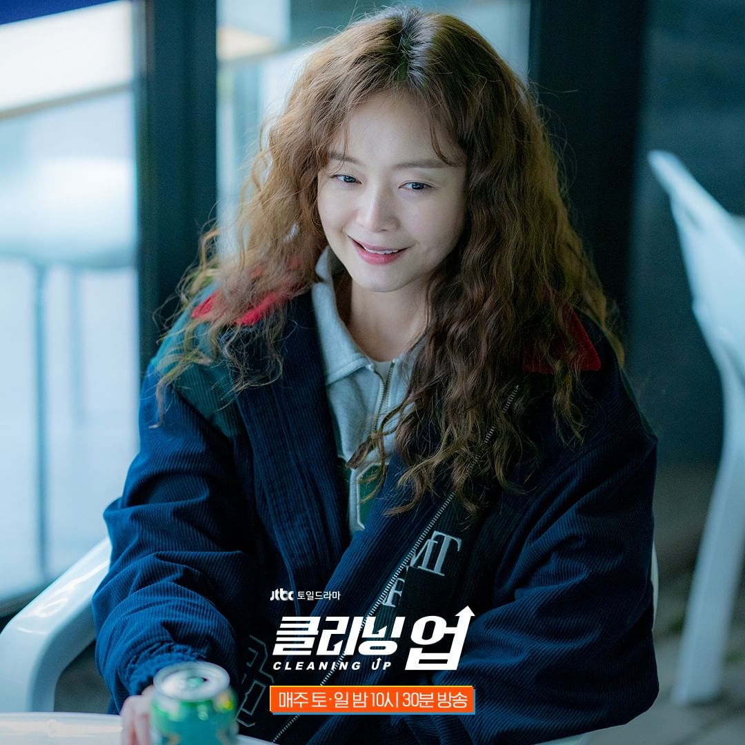 她的细腿美胸终于被发现了！36岁敢不化妆出镜还被封素颜天才