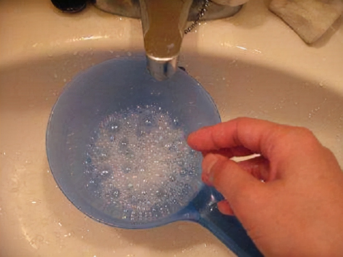 有颜色的衣服发霉了怎么洗掉霉斑,冬天的外套衣服发霉怎么洗掉霉斑