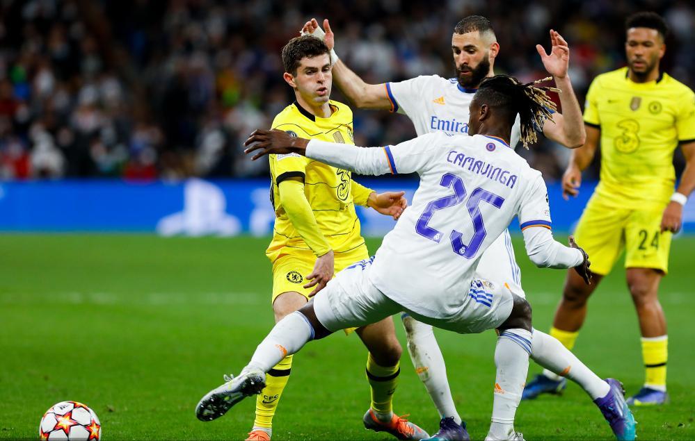 穆里尼奥在替补席愤怒站起来,穆里尼奥被罚下场在看台