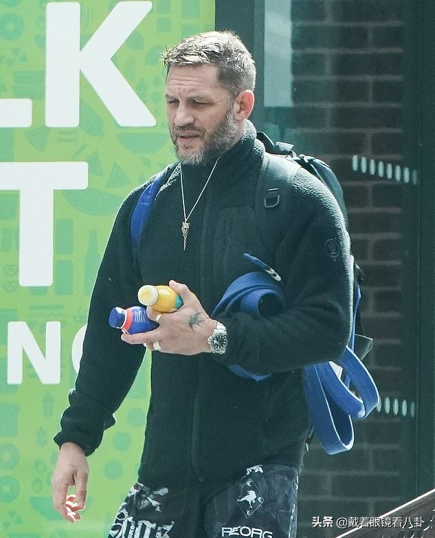 汤姆哈迪休息日前往武术馆，中途和邻居聊天，胡子拉碴似普通大叔