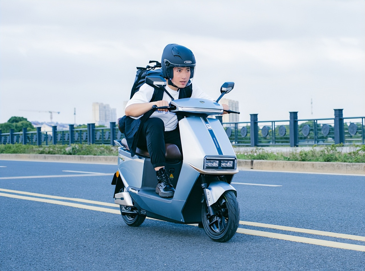 锂电池第一次用先充电还是先放电,刚买的电瓶车怎么正确的充电