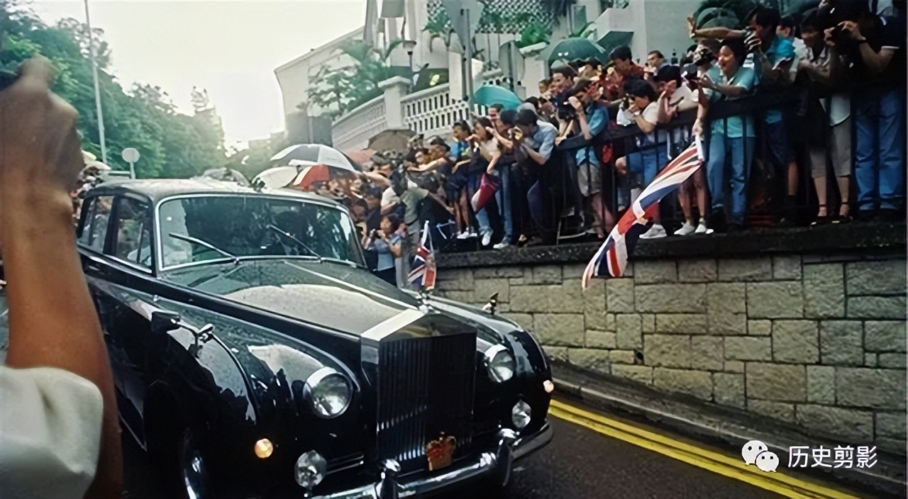 97年香港回归历史老照片：香港人庆祝回归街头挂满五星红旗