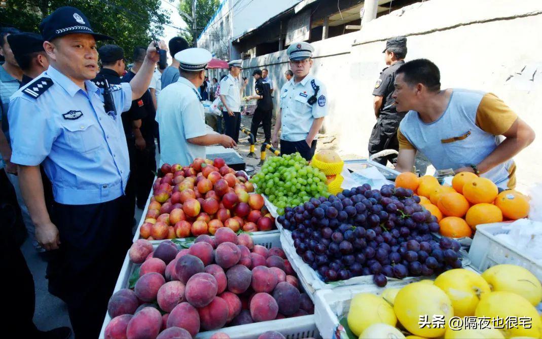 城管又玩火？摊贩沉默后突然爆发，满车货物遭路人哄抢，不要脸！