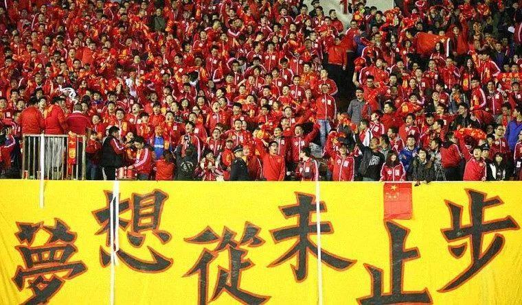 我为足球狂作文800字,我为足球狂小报