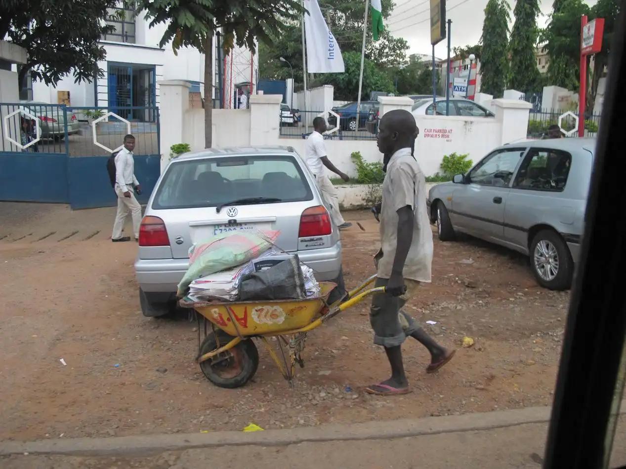 中国人到非洲打工，一年能挣多少钱？
