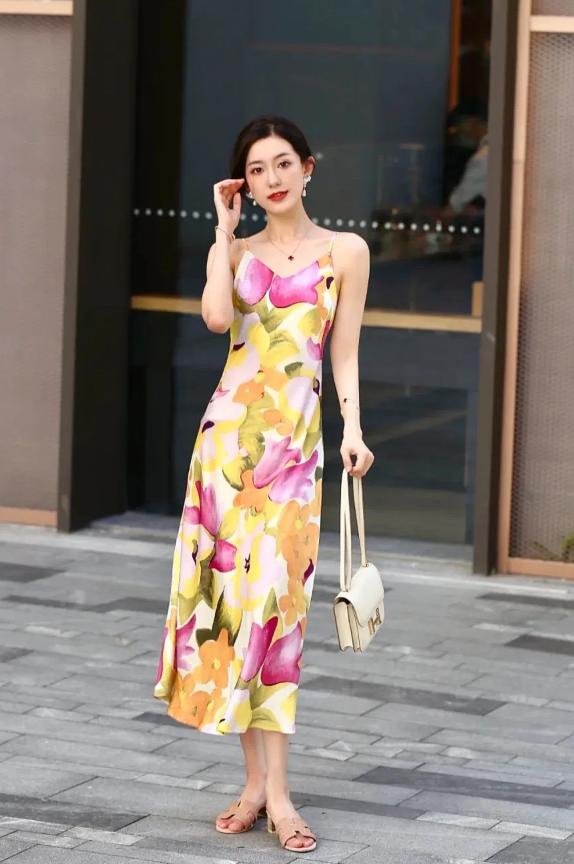 今年爆火吊带裙,最近很火的印花裙子