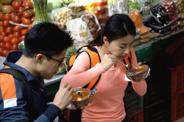 郭晶晶霍启刚最新消息出席晚宴,郭晶晶受伤霍启刚反应