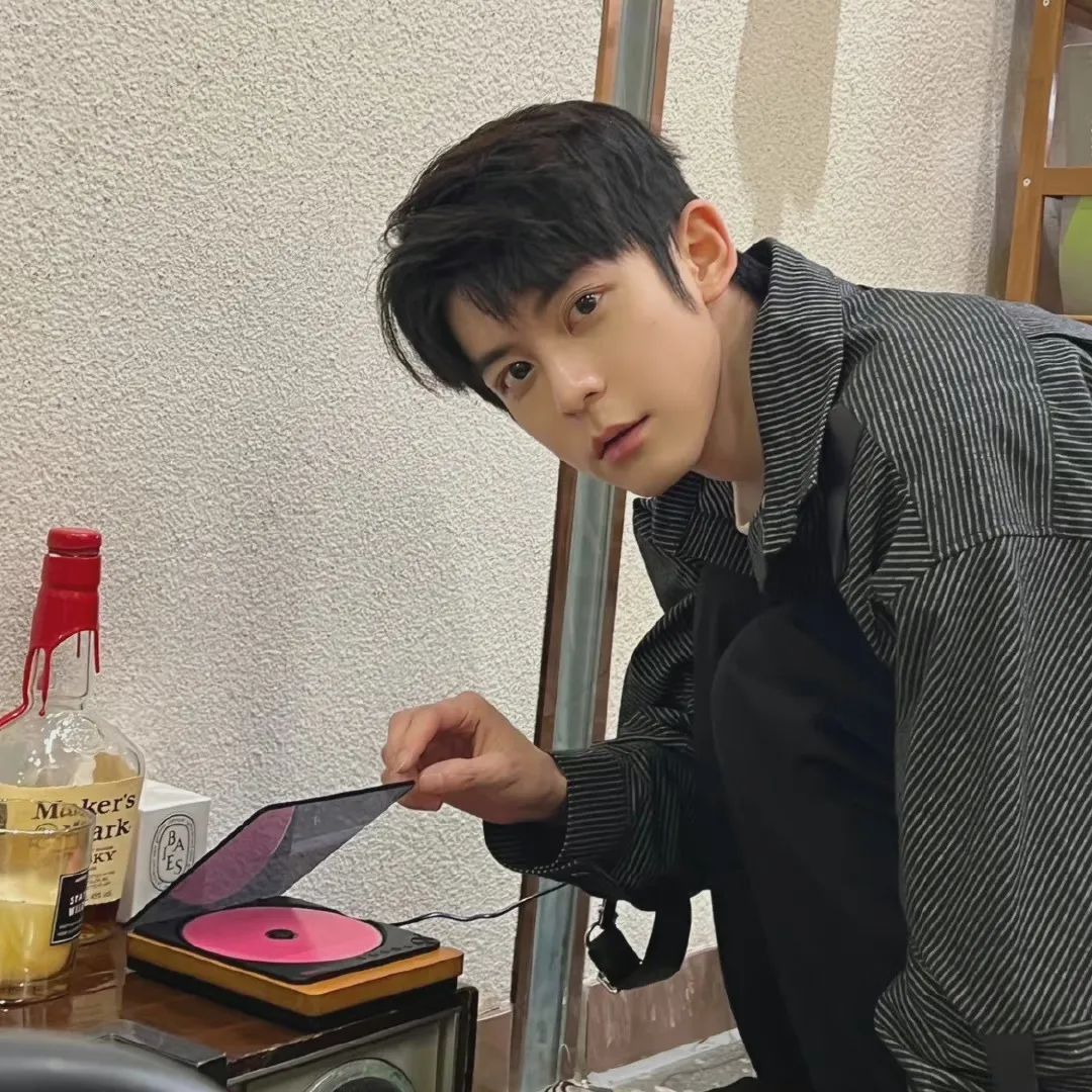 最新男生头像帅气冷酷霸气,最新男生头像背景一套