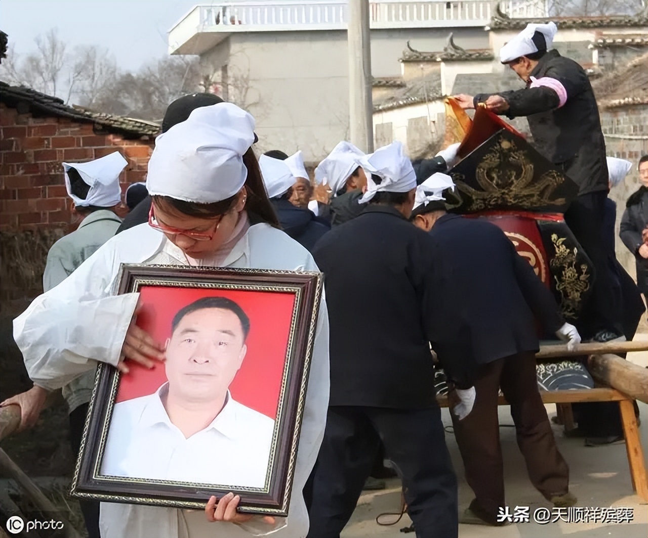 出殡当天帮别人抱遗像有什么讲究,出殡拿遗像有什么讲究